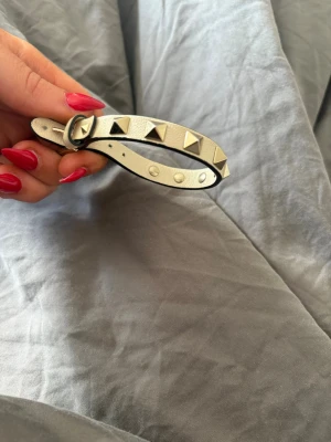 Valentino armband  - Beige valentino armband , finns äkthets bevis 