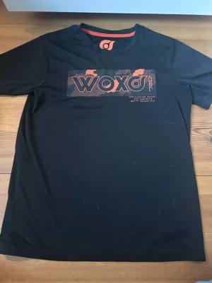 Träningströja - Svart orange t shirt, jätteskönt lent träningsmaterial. Knappt använd. Strl 158/164. Skriv om du har frågor!