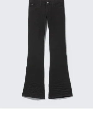 Cheap Monday bootybei jeans  - Svarta jeans som är nya som jag aldrig använd då de va för små. Kan gå ner i pris vid snabb affär. Storlek 24/30. De är bootcut och mycket lågmidjade 