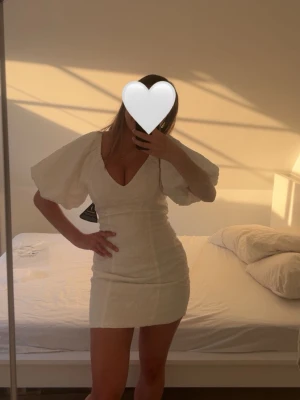 Vit klänning - Köptes förra sommaren, finns inte att köpa längre. Endast använd 1 gång 💞💕