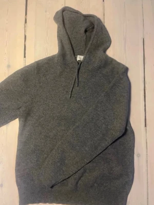 Kashmir hoodie - Grå kashmir hoodie från Sayless.