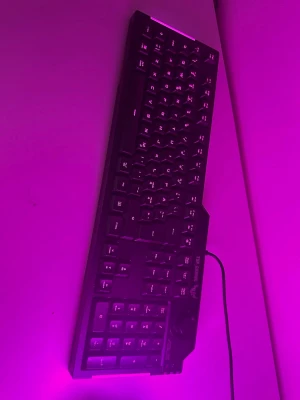 Svart gamingtangentbord från tuf gaming - Säljer ett svart gamingtangentbord från tuf gaming med klassisk layout och numerisk del. Tangentbordet har vita tecken på knapparna och ansluts med kabel. Perfekt för gaming eller vardagsbruk vid datorn.