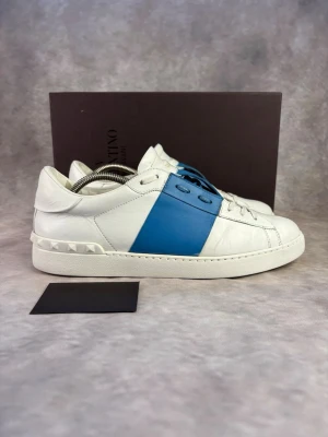 Blå Valentino Open Skor - Stl 44 - Snygga Valentino skor i blått, perfekt till våren och sommaren! 😮‍💨🏖️ | Mycket bra skick: 9//10 | Storlek: 44  | Ingår: Skorna, skobox, valentino kort | Nypris: Ca 5000kr | Självklart äkta.  Hör av dig vid frågor // Galgen 🫡