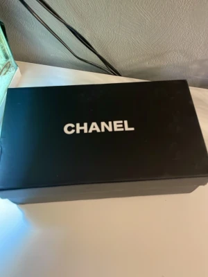 Låda - Säljer en låda/förvaringslåda eller presentlåda som kommer med presentpapper och en dustbag 