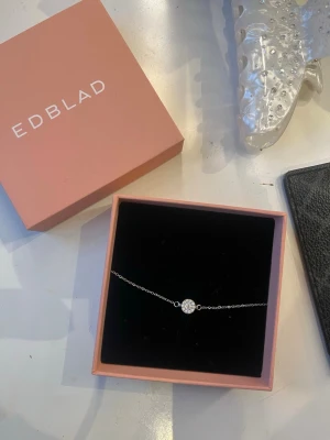 Silverarmband från Edblad  - Snyggt och stilrent armband från Edblad.  Kommer i original ask. Perfekt för dig som gillar smycken med en elegant touch. Skriv vid frågor och pris kan diskuteras! 💞💞