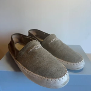 Khaki espadrilles från Philippe Model - Storlek: 42 Nypris: cirka 2000kr. Nyskick Märke: Philippe Model 