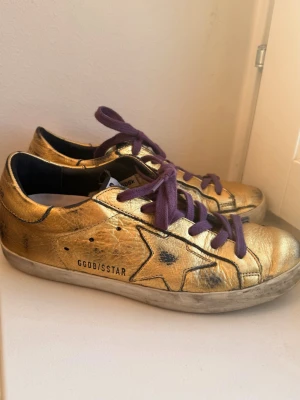 Golden Goose - Superfina i nyskick, endast använda ett fåtal gånger. Storlek 36, innersulan går att ta ut så att skorna blir större.