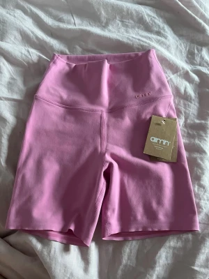 Rosa cykelshorts från Aim'n - Snygga rosa cykelshorts från Aim'n med hög midja och tight passform. Tillverkade i ett stretchigt material som passar perfekt för träning eller en aktiv vardag. Diskret Aim'n-logga framtill och klassisk design utan extra detaljer.