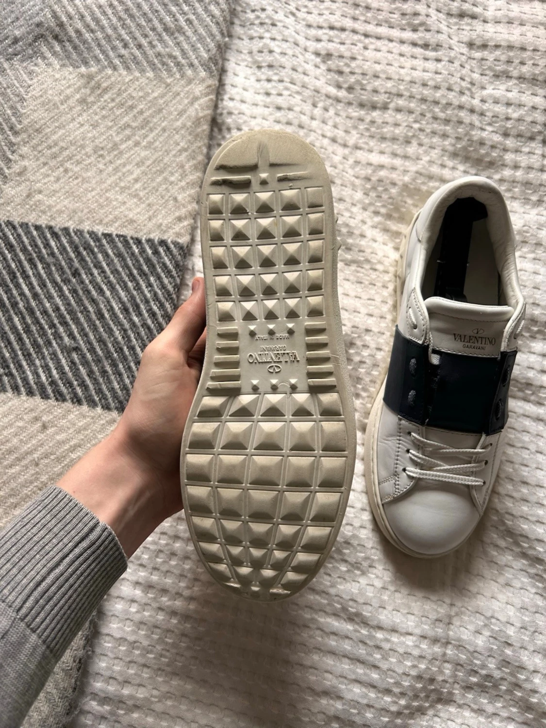 Valentino vita sneakers med blå detalj - 5