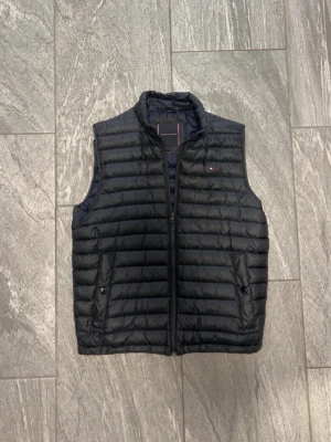 Tommy Hilfiger väst - Svart dunväst från Tommy Hilfiger.