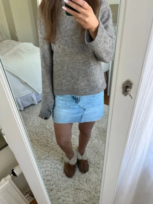 Ljusblå jeanskjol i kort modell - Superfin jeanskjol, omsydd själv så allting kan vara lite ojämt och stygnen osv💗 Har en liten sminkfläck som man kan se på bilden😊