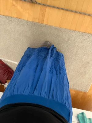 Blå långkjol med bred midjeresår - Säljer en blå långkjol med bred midjeresår. Kjolen har en luftig och flowy passform, perfekt för varmare dagar. Materialet känns lätt och bekvämt mot huden. Enkel att matcha med olika toppar för en avslappnad look.