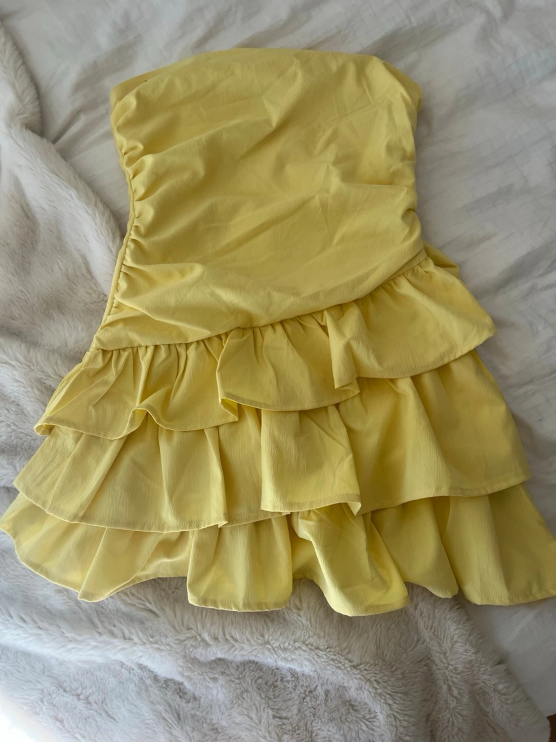 Gul axelbandslös volangklänning - 1