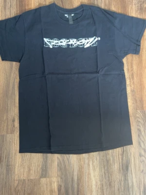 Svart Roc Boyz World Tour t-shirt - Säljer en svart t-shirt från Roc Boyz med tryck fram och bak. På framsidan står det Roc Boyz i vitt och på baksidan finns World Tour 2024-tryck samt turnéstäder. Klassisk passform och rund hals. Perfekt för dig som gillar streetwear och musikmerch.