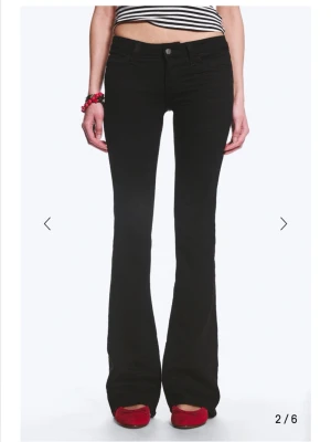 Cheap monday jeans - Säljer mina helsvarta cheap Monday jeans i bra skick då de blivit för stora. Storlek 28/34 å sitter perfekt i längden på mig som är runt 173. OBS! SLUTSÅLDA PÅ HEMSIDAN