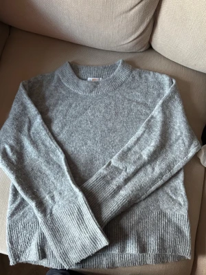 Stickad tröja  - Stickad tröja i 164/152 från gina knappt använd