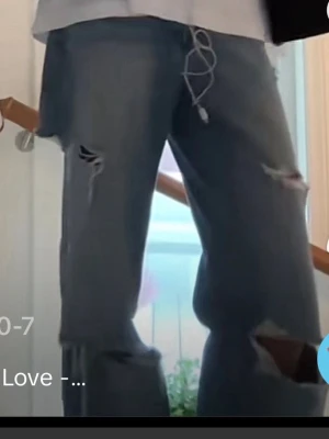 VÄÄRLDENSCOOLASTE JEANS IFRÅN ZARA - Supersnygga baggy jeans med hål ifrån Zara!! Helt slutsålda och otroligt eftertraktade!!🥰🥰😇🌟 sitter så snyggt på och är perfekta nu inför våren, sommaren osv!🥰🥰💘🩵 säljer pga behovet pengar! Inga defekter förutom lite slitna längst ner men det tänker man inte på😍❣️ säljer pga behovet rpengar❣️❣️ storlek 36 