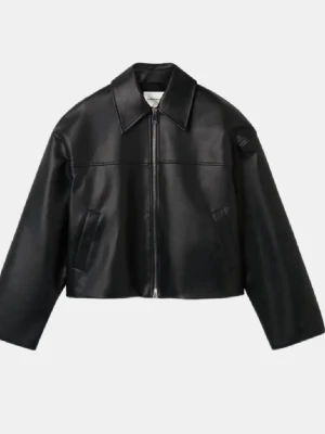 Svart pu skinnjacka Carin Wester - Snygg svart croppad skinnjacka med raka ärmar och klassisk krage. Jackan har dragkedja framtill och två snedställda fickor. Perfekt för dig som vill ha en stilren och trendig look.