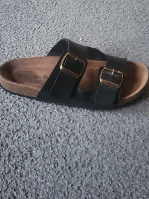 Svarta toffler från bio bio  - Säljer ett par svart toffler som jag inte har annvöndning av längre ingen är slitet eller sönder ser typ ut som nya.