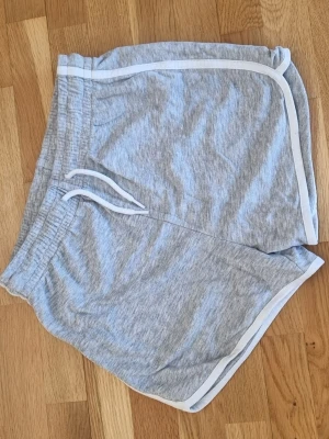 Mjukisshorts - Fina mjukisshorts i strl 146/ 152