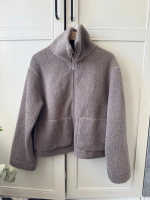 Brun teddyjacka  - Jättemysig brun teddyjacka som inte går att köpa längre, från hm. Använd ett fåtal gånger så den är i väldigt bra skick. Storlek M men passar även S