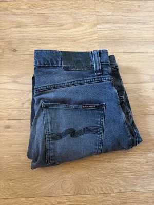 Svarta Nudie Jeans - Snygga svarta jeans från Nudie. Modellen är Grim Tim, färg Dark Cove. Skicket är 9/10 och storlek 31/30. Skriv vid frågor!