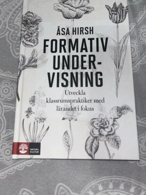 Formativ undervisning Åsa Hirsh - Boken 'Formativ undervisning' av Åsa Hirsh handlar om att utveckla klassrumspraktiker med lärandet i fokus. Omslaget är vitt med svarta botaniska illustrationer och tydlig svart text. Perfekt för dig som pluggar pedagogik eller lärarutbildning.