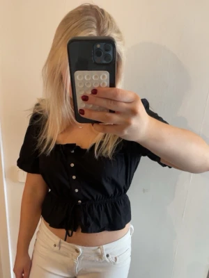 Svart topp💗 - Jättesöt topp från H&M! Köpte förra sommaren men har bara använts två gånger. 