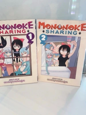 Manga Mononoke Sharing Vol 1&2 - Två volymer av mangaserien Mononoke Sharing av coolkyousinnjya. Följ Yuta och hennes ovanliga inneboende i denna komiska serie.  Samma person som har ritat Dragon Maid mangan! 16+ då det är suggestive.  Fint skick! Inga skador eller repor. Samt ingen kant som har böjt sig. 149kr styck orginal pris.  ISBN 978-1-62692-375-7 (Vol. 1) och ISBN 978-1-62692-376-4 (Vol. 2).