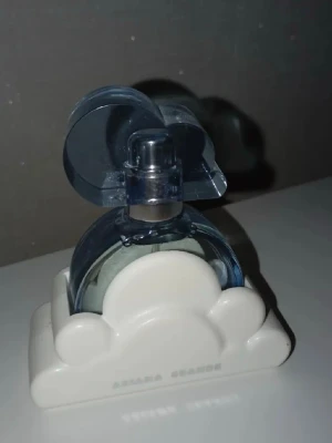 Ariana Grande Cloud parfym - Cloud av Ariana Grande parfym, 50ml. Köpt för ungefär 550kr. Nästintill helfull. Pris kan diskuteras.