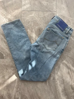 Jacob Cohen Jeans - Ett annat par feta Jacob cohen i modellen 688 vilket sitter as bra. Jeansen har en riktigt go tvätt och är i gott skick. Storlek:W33 Nypris 5000kr-7000kr Fast pris!!!!! Modellen i bilden är 186cm lång👆 Skriv vid funderingar😁