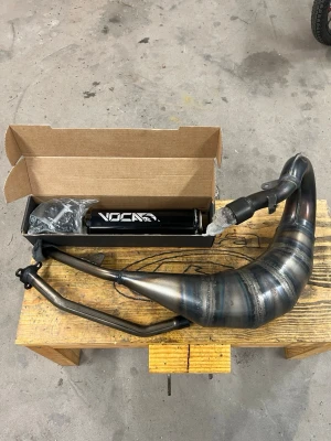 VOCA avgassystem 50/70 rookie - Säljer ett VOCA avgassystem till moped, komplett med ljuddämpare och monteringsdetaljer. Väl omhändertaget och klarlackat 2 gånger för extra skydd. Ger en enorm prestanda ökning och är EC-godkänt. Nu är dock inte detta röret det då det är urpluggat men man får med intyget för att visa upp om det behövs. Suttit på en beta RR 50 Motard Track 2024 men passar säkert fler märken. Man får med 2 avgasmynningar 50/70cc och alla skruvar och fästen. Tveka inte med att höra av dig vid frågor! 