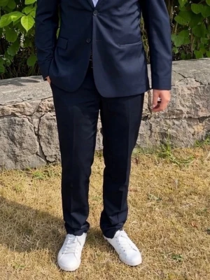 Mörkblå kostym med kavaj - Snygg mörkblå kostym med klassisk kavaj, endast använd 1 gång. Killen på bilden är 180cm. Kavajen är perfekt till bal eller något fint tillfälle. Storlek 52 slimfit. Nypris 1700kr 