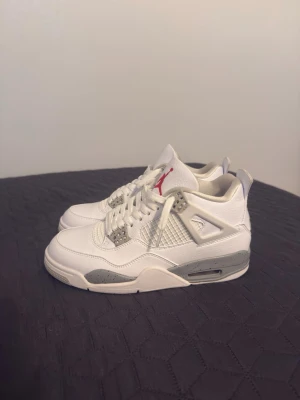 Air Jordan 4 White Oreo sneakers - Jordan 4 Oreo, kondition som ny, storlek 41, Ingen smuts eller något, ren