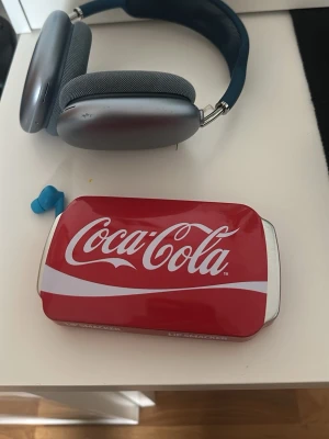 Coca-Cola Lip Smacker läppbalsam - Säljer ett Lip Smacker läppbalsam i en cool Coca-Cola designad plåtask. Asken är röd med vit Coca-Cola-logga och har en unik form som påminner om en läskburk. Perfekt för dig som gillar roliga och snygga accessoarer till läpparna.