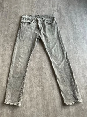 Levis jeans  - Säljer ett par gråa Levis jeans. Jeansen är använda ett fåtal gånger och är i mycket bra skick. Hör av dig vid intresse!! (Storlek W 31 L 32)