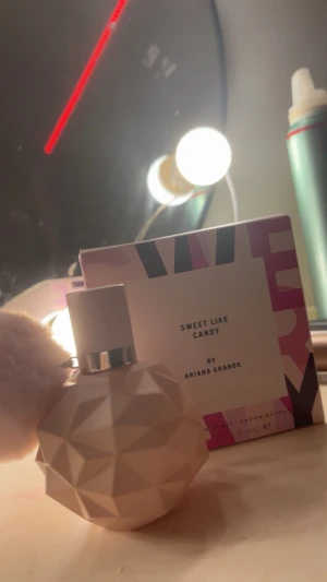 Sweet Like Candy parfym Ariana Grande - Säljer Ariana Grande Sweet Like Candy parfym 50 ml, ca 90% kvar, endast Swish. Skriv privat för mer information