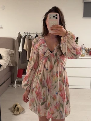 söt klänning h&m  - KOM MED BUD! jättesöt klänning ifrån hm, populär förra året och passar super till sommaren, midsommar o fester!! använd 1 gång. strl xs 