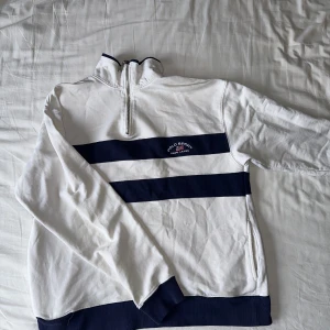 Zip sweatshirt Polo Ralph Lauren - 90-talströja i vitt och marinblått. Fickor i sidorna, jättefint skick förrutom muddarna som har slitage (se bild).   Skickar gärna fler bilder. 