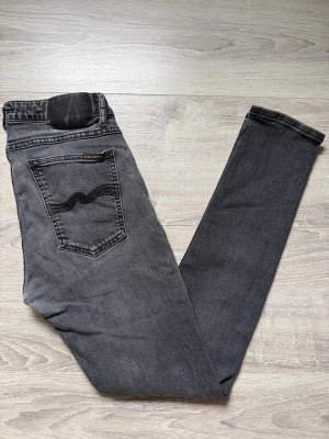 Nudie Jeans - Säljer ett par riktigt sköna  nudie jeans i färgen grå, de är i storlek W30 L30, jeansen är i väldigt bra skick, utan några defekter. Vid fundering är det bara att hojta till !