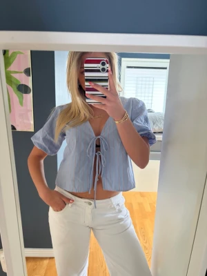 Blå randig blus !! - Säljer denna superfina vårblus från pull&bear!! 🥰🥰använd 1-2 ggr