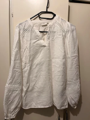 Blus strl 34  - Vit blus från Kaffe i strl 34. Mycket fint skick. 