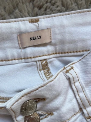 Vita bootcut jeans Nelly  - Superfina low waist bootcut jeans från Nelly. Strl 36, använda några gånger. Nypris 700