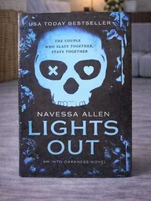 Lights Out (Brand new, in English) - Skick: Helt ny bok. Omslag: Pappercover. Storlek: standard (inte pocket). Förpackning: I sitt originala plastomslag. Från: Stockholm. Snabb leverans inom Sverige.