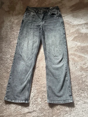Jeans från BikBok - Mid waist wide jeans från BikBok, W27L30, jättefint skick då jag har knappt använt dem 🫶