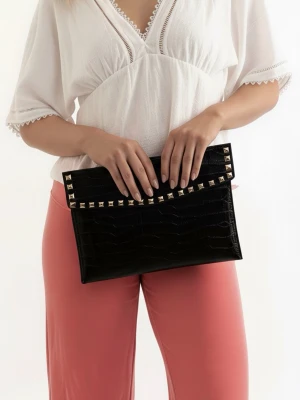 Datorfodral krokodil mönster silvernitar  - Stilrent datorfodral tillverkat av veganskt läder i vattentätt material. Fodralet stängs med knapp. Fodralet skyddar din dator effektivt samtidigt som det ger din outfit en extra touch. ⚜️ Storlek: 34 × 25 cm –  Innifrån 33 x 24 📦  