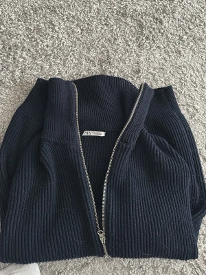 Fullzip kofta från Zara - Säljer en stickad fullzip kofta från Zara i storlek M passar också S. Har högkrage. Lite nopprig men går att fixa enkelt. Säljs för 200kr. Kontakta mig om du har frågor.
