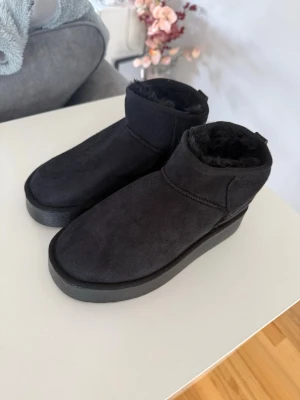Ugg skor  - Har ett par fina och fräscha Ugg skor som aldrig har använts endast testade.