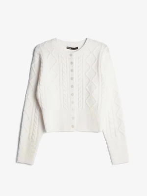 Vit kabelstickad kofta från bikbok - Kabelstickad vit kofta från bikbok  med rund halsringning och ribbade muddar. Koftan har en croppad passform och stängs med vita knappar framtill. Snyggt mönster med både flätor och rutor ger en trendig look. Nypris 599, 