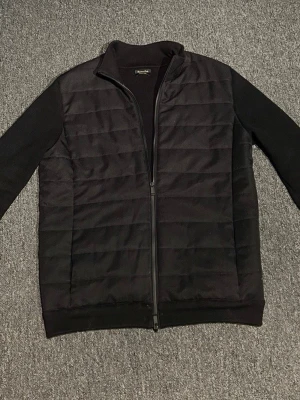 Svart cardigan jacka från Massimo Dutti - Storlek: M Skick: mycket bra  Färg: svart Svart jacka från Massimo Dutti i storlek M. Mycket bra skick och endast använt ett fåtal gånger. Stilren och passar till princip allt.  Skriv vid frågor!